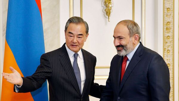 Премьер-министр Армении Никол Пашинян встретился с делегацией из Китая, во славе с министром иностранных дел Ваном И (26 мая 2019). Еревaн - Sputnik Արմենիա