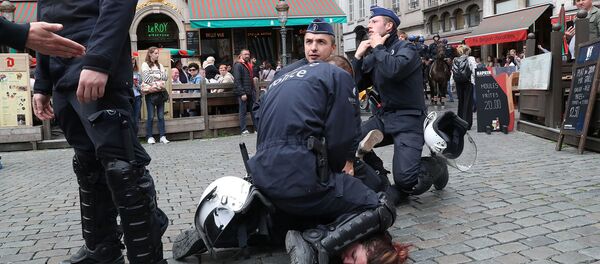 Полицейские Бельгии задерживают протестующих желтых жилетов в последний день выборов в Ервопарламент (26 мая 2019). Брюссель - Sputnik Армения