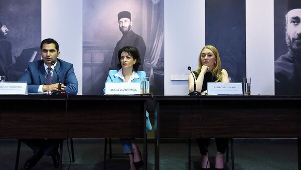 Ованнес Казарян, Анна Акопян и Эстер Демирчян во время пресс-конференции (27 мая 2019). Еревaн - Sputnik Արմենիա
