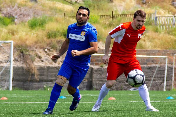 Հայկական խոհանոցը խանգարեց․ ինչպես Երևանում անցավ «լրագրող-ֆուտբոլիստների» մրցաշարը Հայկական խոհանոցը խանգարեց․ ինչպես Երևանում անցավ «լրագրող-ֆուտբոլիստների» մրցաշարը - Sputnik Արմենիա