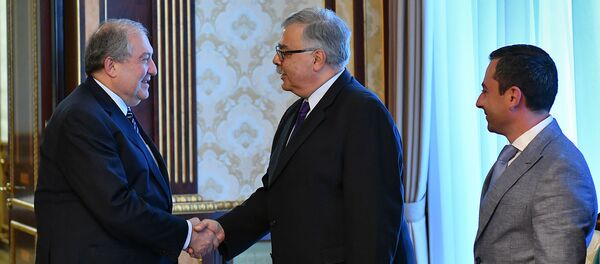 Президент Армен Саркисян принял делегацию партии АРФ Дашнакцутюн (27 мая 2019). Еревaн Президент Армен Саркисян принял делегацию партии АРФ Дашнакцутюн (27 мая 2019). Еревaн - Sputnik Արմենիա