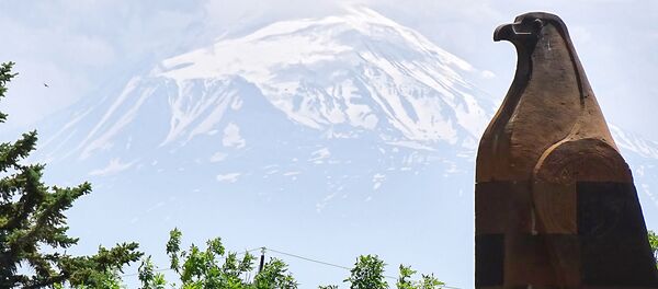 Скульптура орла в мемориальном комплексе Сардарапат Скульптура орла в мемориальном комплексе Сардарапат - Sputnik Армения