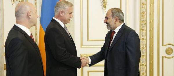 Премьер-министр Никол Пашинян принял кандидата на пост генерального секретаря Станислава Зася (28 мая 2019). Еревaн - Sputnik Արմենիա