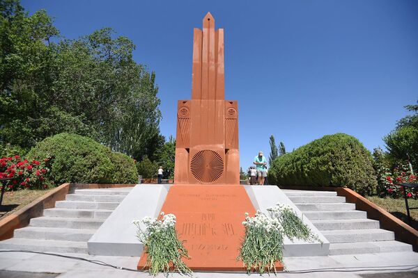 Каждый коррумпированный чиновник предает память героев Первой Республики - Пашинян - Sputnik Армения