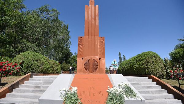 Памятник к 140-летию Арама Манукяна в мемориальном комплексе Сардарапат - Sputnik Արմենիա