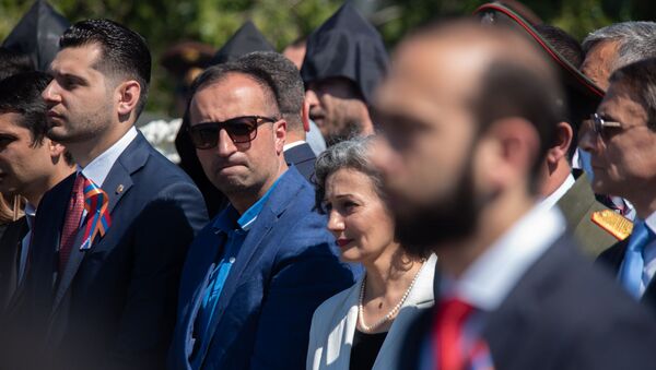 Министр здравоохранения Арсен Торосян во время празднования Первой республики (28 мая 2019) Сардарапат  - Sputnik Արմենիա