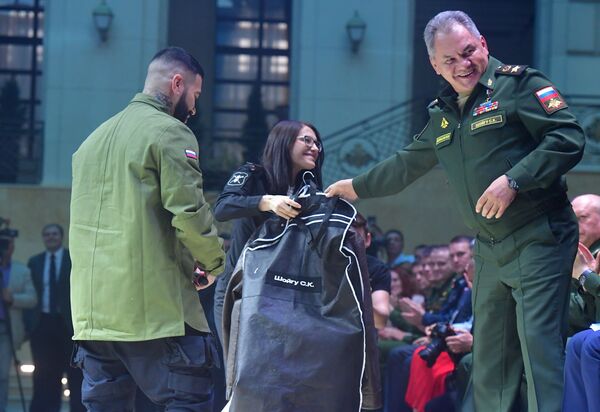 Տիմատին բաճկոն է նվիրել Շոյգուին. լուսանկարներ Տիմատին բաճկոն է նվիրել Շոյգուին. լուսանկարներ - Sputnik Արմենիա