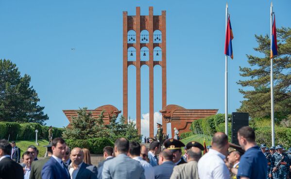 Граждане в мемориальном комплексе Сардарапат во время празднования Дня Первой Республики Армения (28 мая 2019) Сардарапат - Sputnik Армения