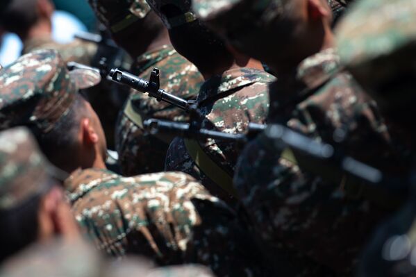 Զինվորները վարչապետ Նիկոլ Փաշինյանի ելույթի ժամանակ
 - Sputnik Արմենիա