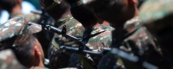 Солдаты во время выступления премьер-министра Армении на праздновании Первой республики (28 мая 2019). Сардарапат - Sputnik Արմենիա