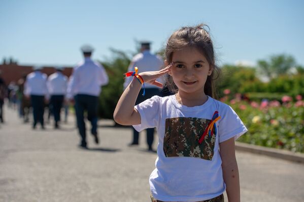 Девочка в мемориальном комплексе Сардарапат во время празднования Дня Первой Республики Армения (28 мая 2019) Сардарапат - Sputnik Армения