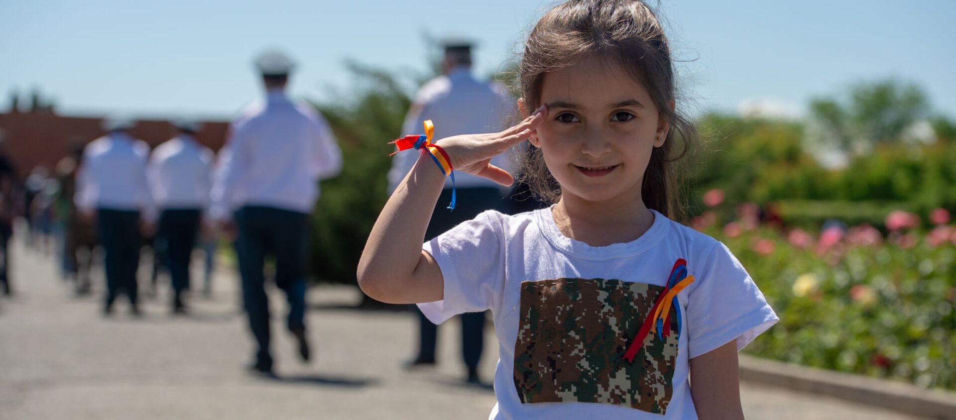 Девочка в мемориальном комплексе Сардарапат во время празднования Дня Первой Республики Армения (28 мая 2019) Сардарапат - Sputnik Армения, 1920, 28.05.2019