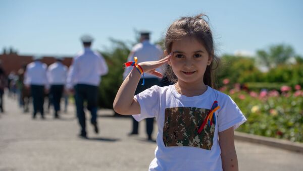 Девочка в мемориальном комплексе Сардарапат во время празднования Дня Первой Республики Армения (28 мая 2019) Сардарапат - Sputnik Армения