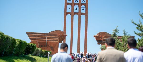 Люди у Мемориального комплекса Сардарапат во время празднования Первой республики (28 мая 2019) Сардарапат - Sputnik Армения