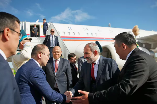 Премьер-министр Армении прибыл в Казахстан – он встретится и с Назарбаевым Премьер-министр Армении прибыл в Казахстан – он встретится и с Назарбаевым - Sputnik Армения