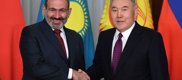 Премьер-министр Армении Никол Пашинян встретился с первым президентом Казахстана Нурсултаном Назарбаевым (28 мая 2019). Нур-Султан Премьер-министр Армении Никол Пашинян встретился с первым президентом Казахстана Нурсултаном Назарбаевым (28 мая 2019). Нур-Султан - Sputnik Արմենիա