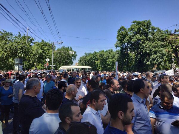 Митинг в Ереване: работники букмекерских контор требуют встречи с Араратом Мирзояном Митинг в Ереване: работники букмекерских контор требуют встречи с Араратом Мирзояном - Sputnik Армения
