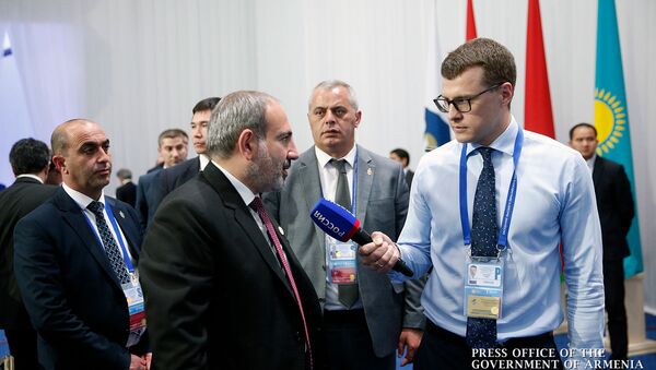 Премьер-министр Армении Никол Пашинян отвечает на вопросы журналиста на заседании Высшего Евразийского экономического совета (29 мая 2019). Нур-Султан - Sputnik Армения