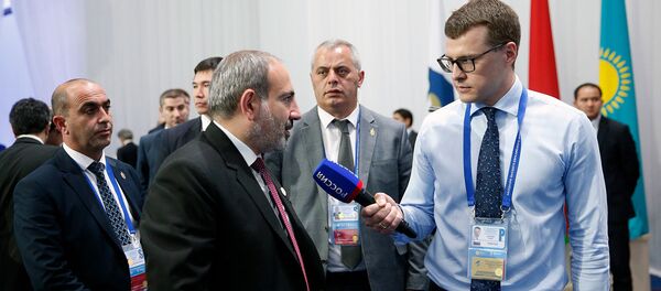 Премьер-министр Армении Никол Пашинян отвечает на вопросы журналиста на заседании Высшего Евразийского экономического совета (29 мая 2019). Нур-Султан - Sputnik Армения