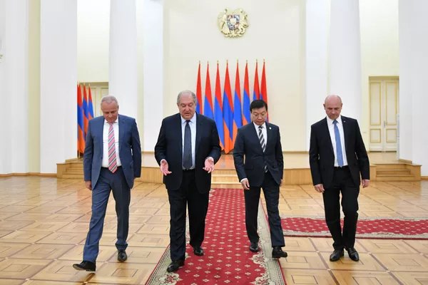 В честь юбилея: президент Армении пообедал с послами стран ЕАЭС В честь юбилея: президент Армении пообедал с послами стран ЕАЭС - Sputnik Армения