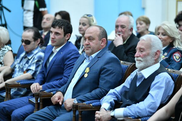 Նախագահը պարգևներ է հանձնել տարբեր ոլորտների գործիչների` ոստիկան, փաստաբան, գրող ու մարզիկ - Sputnik Արմենիա