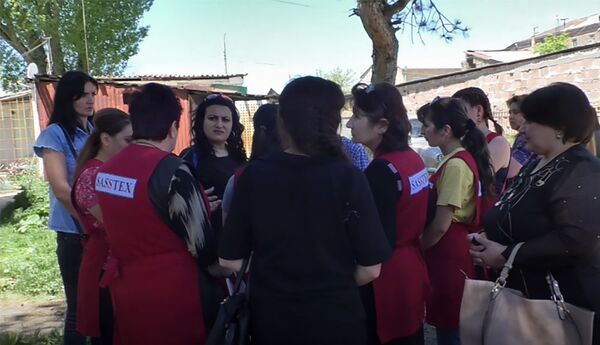 Трещоток не пустили на работу: швеям фабрики Састекс в Гюмри пригрозили вендеттой? Трещоток не пустили на работу: швеям фабрики Састекс в Гюмри пригрозили вендеттой? - Sputnik Армения