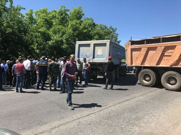 Терпение лопнуло: строители дороги Север-Юг перекрыли трассу Аштарак-Талин - Sputnik Армения