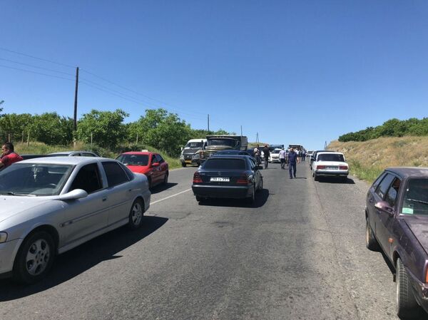 Терпение лопнуло: строители дороги Север-Юг перекрыли трассу Аштарак-Талин - Sputnik Армения