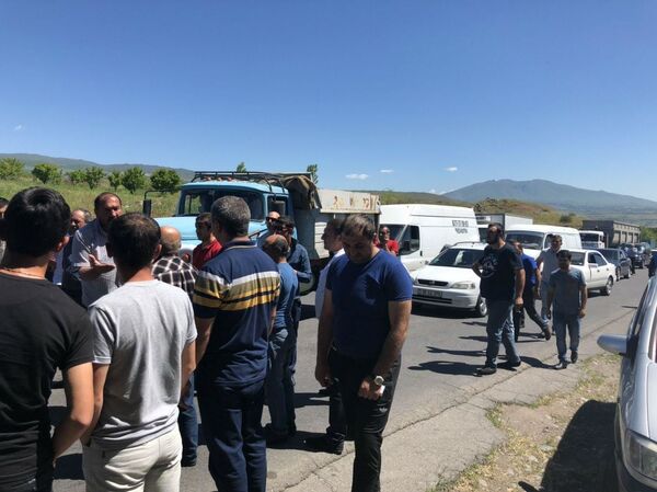 Терпение лопнуло: строители дороги Север-Юг перекрыли трассу Аштарак-Талин - Sputnik Армения