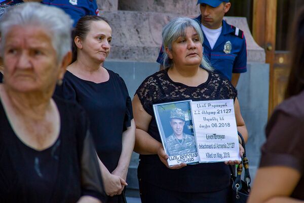 Власти Армении не выполнили обещания: матери умерших военных провели акцию протеста - Sputnik Армения