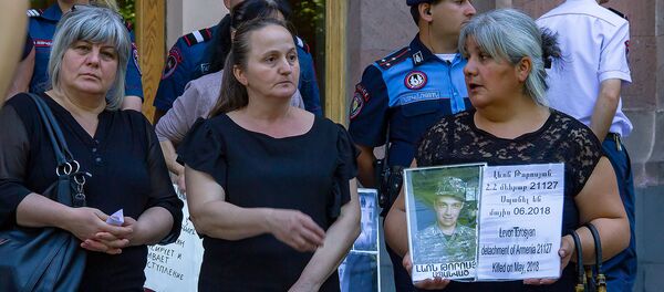 Родители военнослужащих, погибших во время несения службы, на акции перед Домом правительства (30 мая 2019). Еревaн - Sputnik Արմենիա