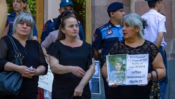 Родители военнослужащих, погибших во время несения службы, на акции перед Домом правительства (30 мая 2019). Еревaн - Sputnik Արմենիա