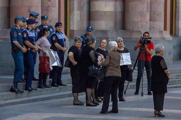 Власти Армении не выполнили обещания: матери умерших военных провели акцию протеста - Sputnik Армения