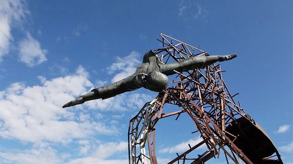 Разбитый памятник Лента бесконечности Давида Беджаняна - Sputnik Армения