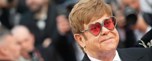 Певец и композитор Элтон Джон на красной дорожке премьеры фильма Rocketman в рамках 72-го Каннского кинофестиваля (16 мая 2019). Канны Певец и композитор Элтон Джон на красной дорожке премьеры фильма Rocketman в рамках 72-го Каннского кинофестиваля (16 мая 2019). Канны - Sputnik Армения