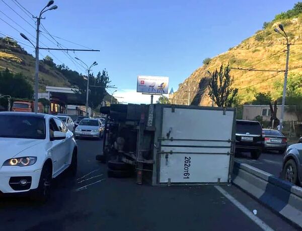 Խոշոր վթար Մյասնիկյան պողոտայում. իջնող ուղղությունը խցանված է - Sputnik Արմենիա