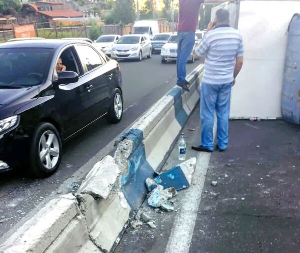 Խոշոր վթար Մյասնիկյան պողոտայում. իջնող ուղղությունը խցանված է - Sputnik Արմենիա