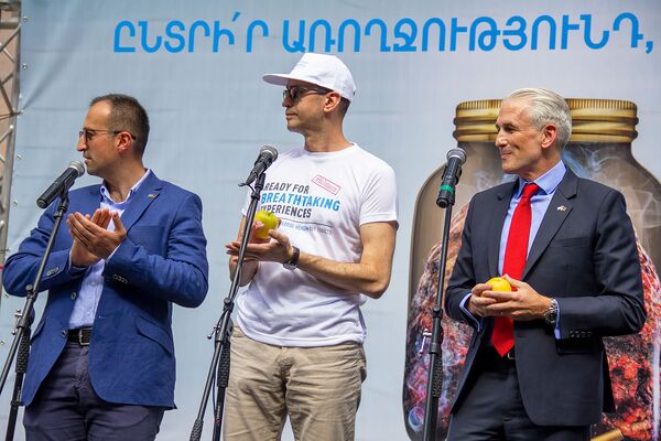 «Մի ծխեք նրանց մոտ, ում սիրում եք». Արսեն Թորոսյանը մասնակցեց ֆլեշմոբին - Sputnik Արմենիա