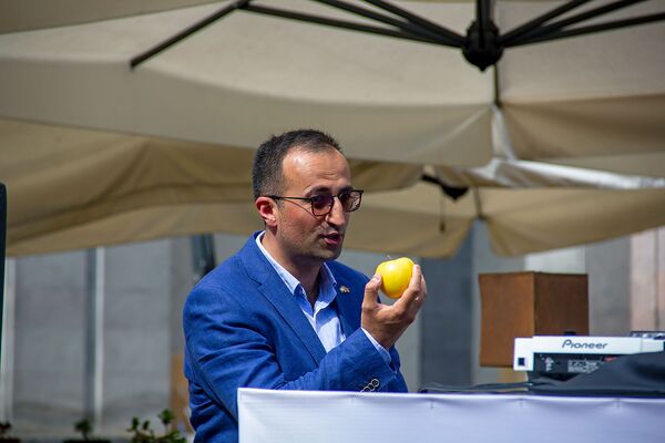 Выбирайте здоровье, а не курение – Арсен Торосян принял участие во флешмобе - Sputnik Армения