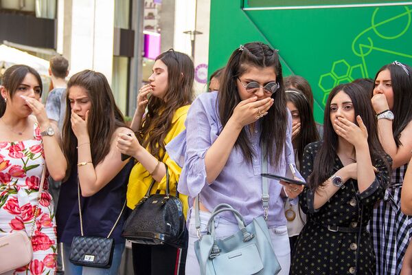 «Մի ծխեք նրանց մոտ, ում սիրում եք». Արսեն Թորոսյանը մասնակցեց ֆլեշմոբին - Sputnik Արմենիա