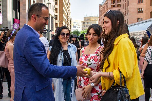 «Մի ծխեք նրանց մոտ, ում սիրում եք». Արսեն Թորոսյանը մասնակցեց ֆլեշմոբին - Sputnik Արմենիա