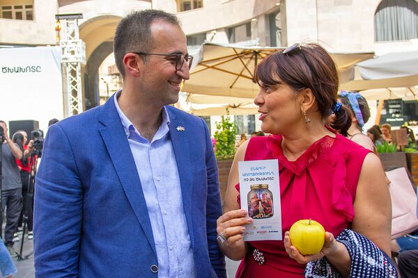 «Մի ծխեք նրանց մոտ, ում սիրում եք». Արսեն Թորոսյանը մասնակցեց ֆլեշմոբին - Sputnik Արմենիա