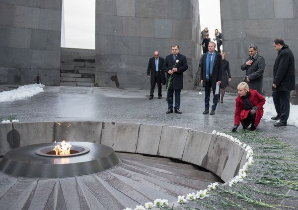 Министр иностранных дел Швеции Маргот Вальстрем посетила мемориал жертв Геноцида армян Министр иностранных дел Швеции Маргот Вальстрем посетила мемориал жертв Геноцида армян - Sputnik Армения