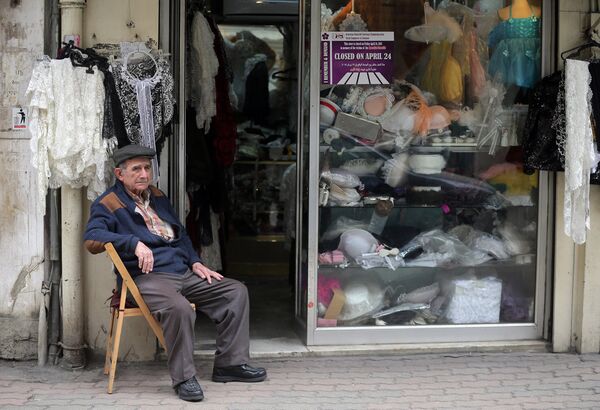 Армянин, житель ливанского города Бурдж Амуд (Маленькая Армения, как ее часто называют) у своей лавки Армянин, житель ливанского города Бурдж Амуд (Маленькая Армения, как ее часто называют) у своей лавки - Sputnik Արմենիա