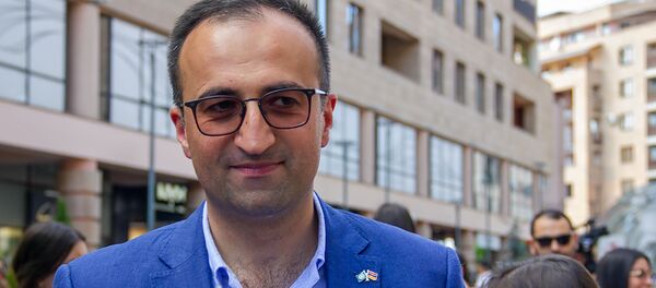 Министр здравоохранения Арсен Торосян на флэш-мобе приуроченному к Международному дню без тобака (31 мая 2019). Еревaн Министр здравоохранения Арсен Торосян на флэш-мобе приуроченному к Международному дню без тобака (31 мая 2019). Еревaн - Sputnik Армения