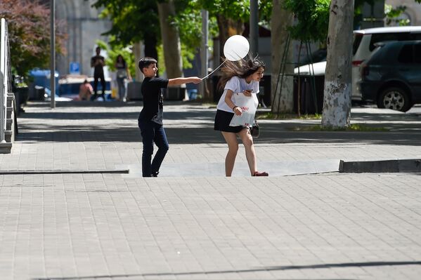Дети на улице Вазгена Саркисяна в Международный день защиты детей (1 июня 2019). Еревaн - Sputnik Армения
