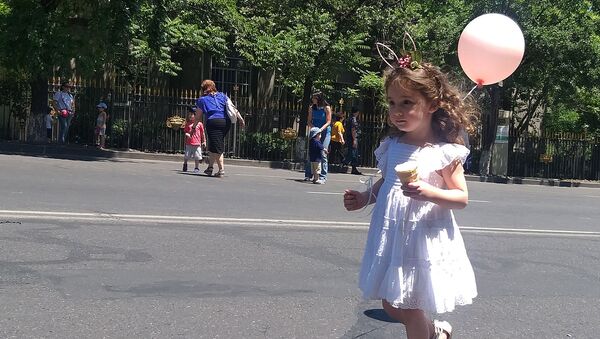 Ребенок на праздничных мероприятиях на проспекте Маршала Баграмяна (1 июня 2019). Еревaн - Sputnik Արմենիա
