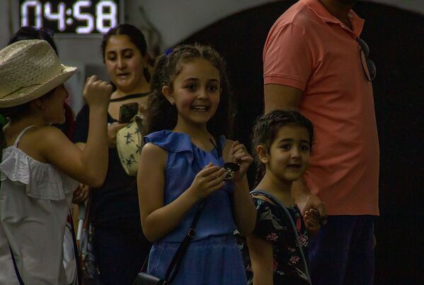 Восторженные девочки в Ереванском метро в Международный день защиты детей (1 июня 2019). Еревaн - Sputnik Армения