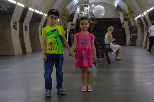 Дети на фотовыставке Следующая станция - Детство в Ереванском метрополитене (1 июня 2019). Еревaн - Sputnik Армения