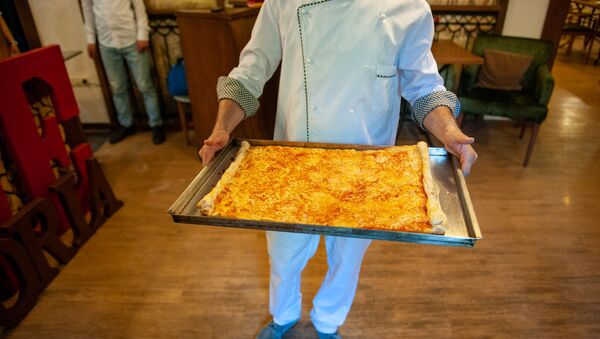 Армянские кулинары испекли самую длинную пиццу в Армении (1 июня 2019). Еревaн - Sputnik Армения